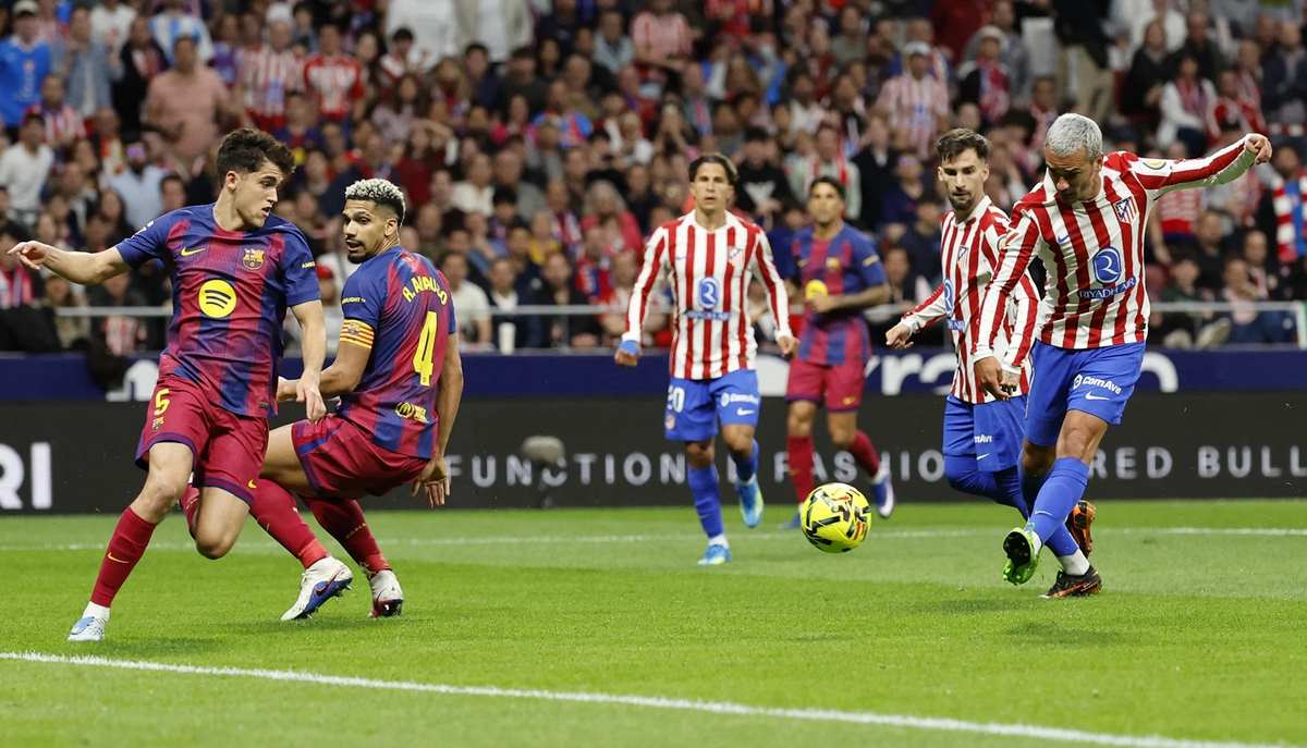 Hai đội bóng đang có màn trình diễn trái ngược